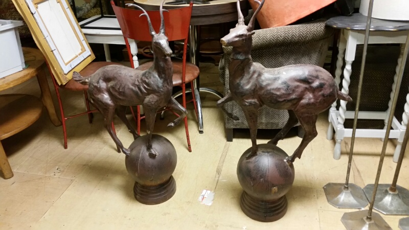 *Statuary: Pair of outdoor figures - deer depicted balanced on balls, cast iron, approx 95 cm - Image 6 of 8