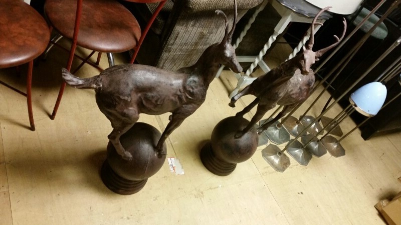 *Statuary: Pair of outdoor figures - deer depicted balanced on balls, cast iron, approx 95 cm - Image 5 of 8