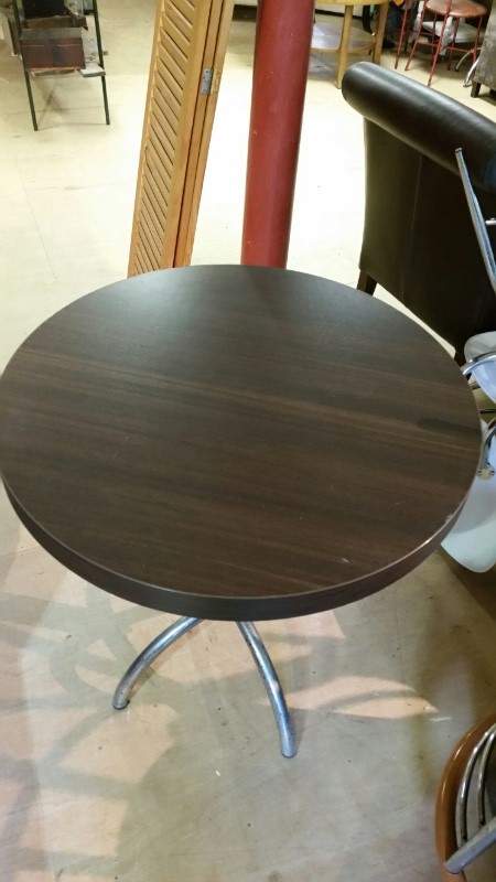 *Dark brown circular bistro table, pedestal chromed legs, for two people. Outdoor or indoor use. - Image 3 of 4