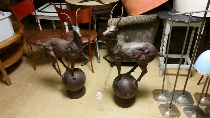 *Statuary: Pair of outdoor figures - deer depicted balanced on balls, cast iron, approx 95 cm - Image 7 of 8
