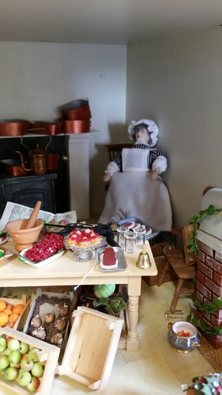 Magnificent 4- storey Georgian dolls house with all contents and a box of spares to complete a few - Image 19 of 37
