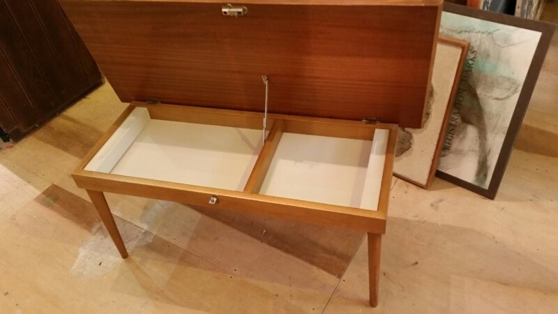 Retro mid 20th century coffee table with storage under top (metal catch releases top). Measures - Image 2 of 6