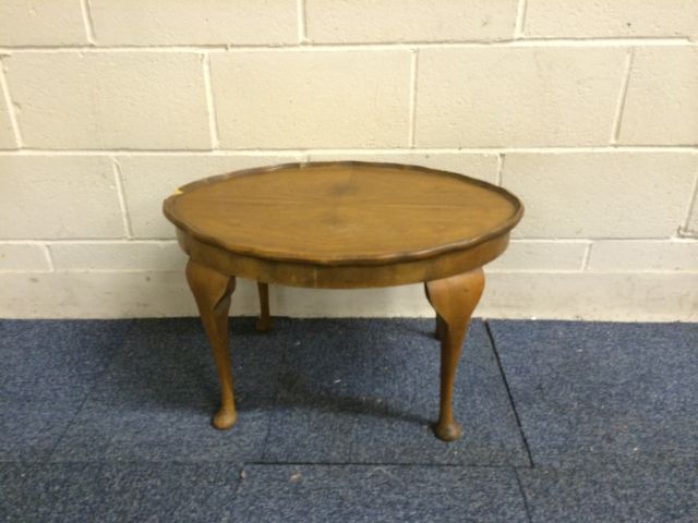 Small but elegant vintage coffee table with quarter banded top 70 cm wide, 50 cm deep, 43 cm high ( - Image 8 of 8