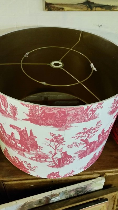 Large retro toile de jouy light shade in pink and white, 60cm diameter, 45cm high together with 3 - Image 4 of 7