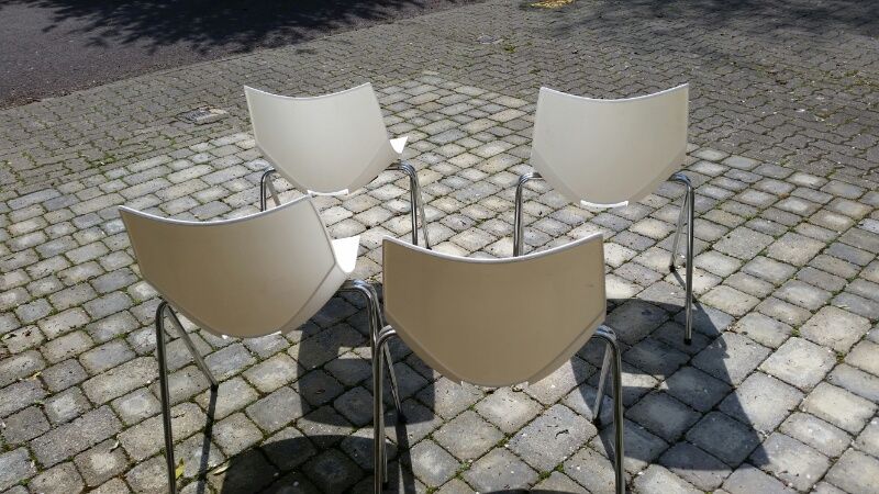 Set of 4 white Angelo Pinaffo shell chairs. Italian, chromed legs (some wear and rust underneath, - Image 4 of 11