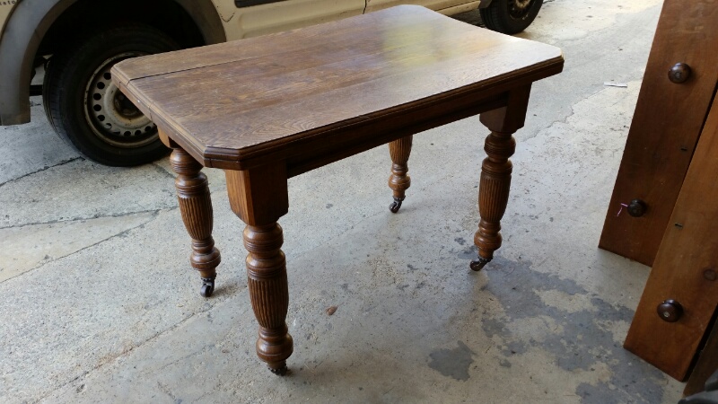 Oak dining table- (missing its wind-out handle) W: 105cm D: 69cm H: 75cm - nice size as it is to use