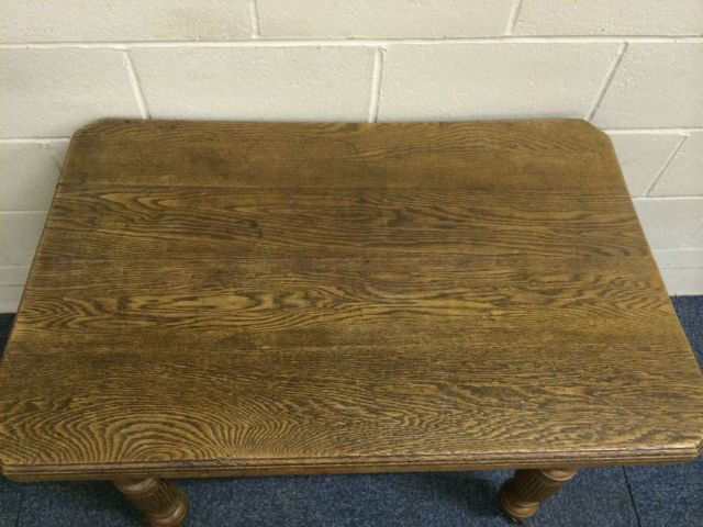 Oak dining table- (missing its wind-out handle) W: 105cm D: 69cm H: 75cm - nice size as it is to use - Image 9 of 10