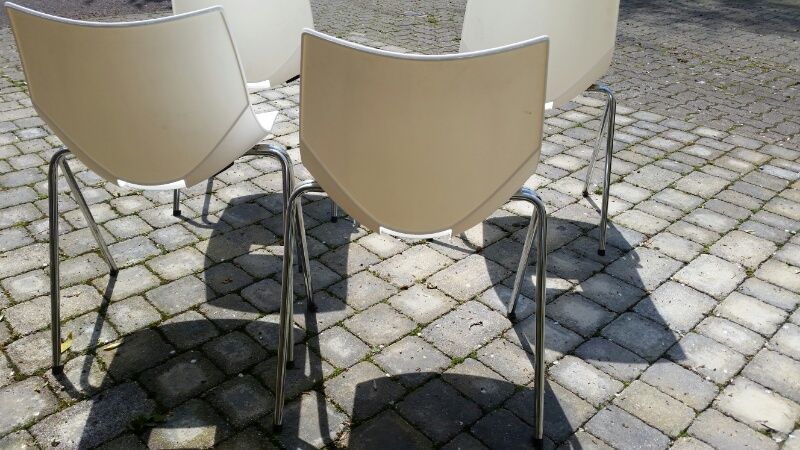 Set of 4 white Angelo Pinaffo shell chairs. Italian, chromed legs (some wear and rust underneath, - Image 6 of 11