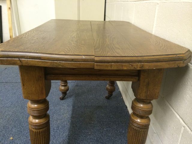 Oak dining table- (missing its wind-out handle) W: 105cm D: 69cm H: 75cm - nice size as it is to use - Image 10 of 10