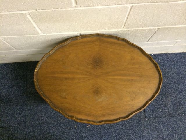 Small but elegant vintage coffee table with quarter banded top 70 cm wide, 50 cm deep, 43 cm high ( - Image 6 of 8