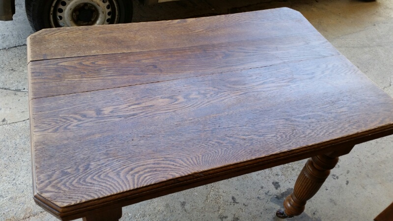 Oak dining table- (missing its wind-out handle) W: 105cm D: 69cm H: 75cm - nice size as it is to use - Image 3 of 10