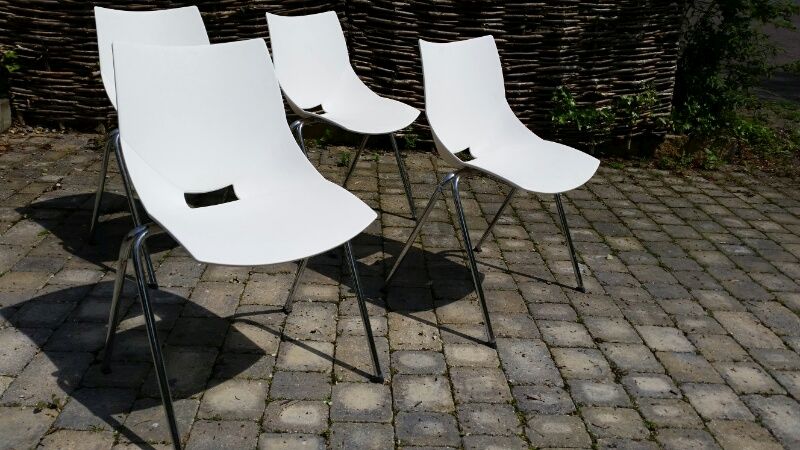 Set of 4 white Angelo Pinaffo shell chairs. Italian, chromed legs (some wear and rust underneath, - Image 2 of 11