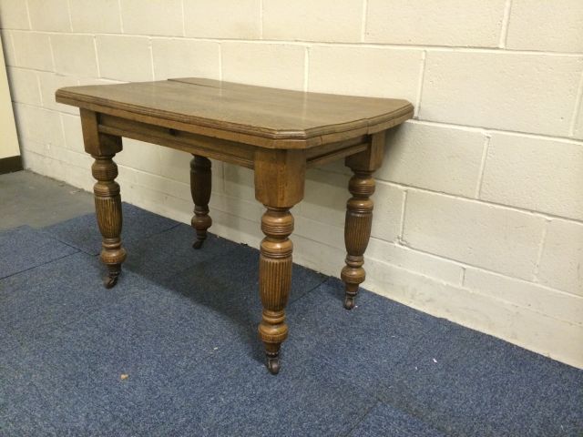 Oak dining table- (missing its wind-out handle) W: 105cm D: 69cm H: 75cm - nice size as it is to use - Image 6 of 10