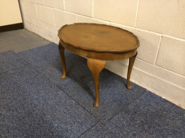 Small but elegant vintage coffee table with quarter banded top 70 cm wide, 50 cm deep, 43 cm high ( - Image 4 of 8