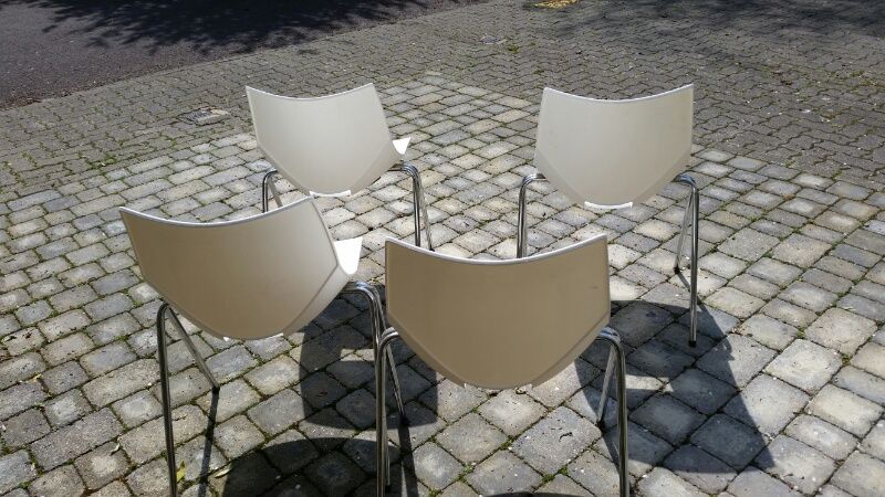 Set of 4 white Angelo Pinaffo shell chairs. Italian, chromed legs (some wear and rust underneath, - Image 5 of 11