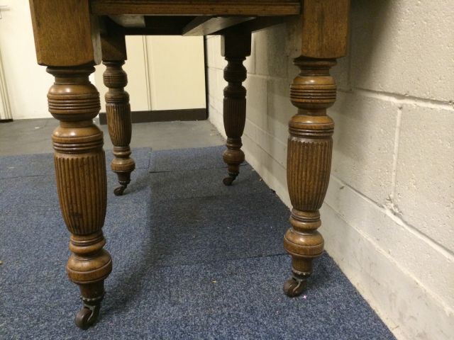 Oak dining table- (missing its wind-out handle) W: 105cm D: 69cm H: 75cm - nice size as it is to use - Image 8 of 10