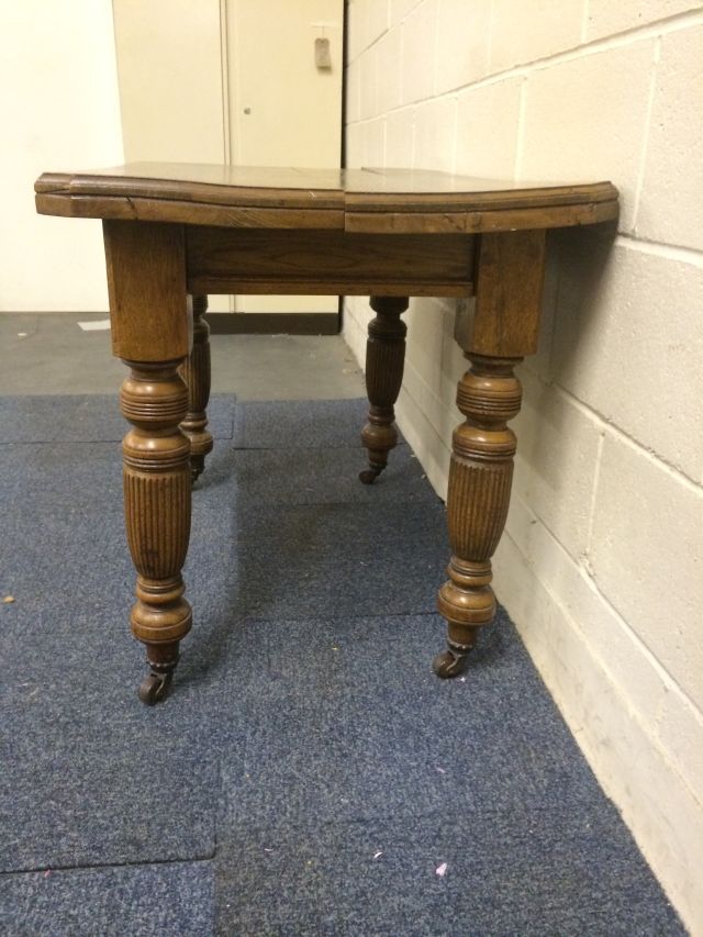 Oak dining table- (missing its wind-out handle) W: 105cm D: 69cm H: 75cm - nice size as it is to use - Image 7 of 10
