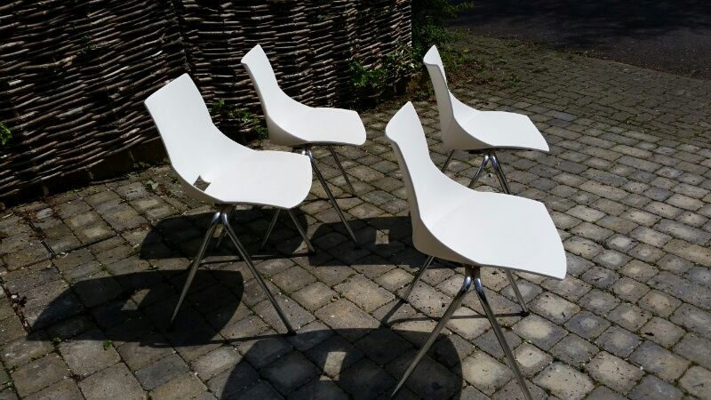Set of 4 white Angelo Pinaffo shell chairs. Italian, chromed legs (some wear and rust underneath, - Image 3 of 11