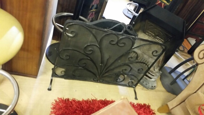 Black scroll wrought iron fire screen / spark guard 78cm wide, 65 cm high at highest point - Image 2 of 2