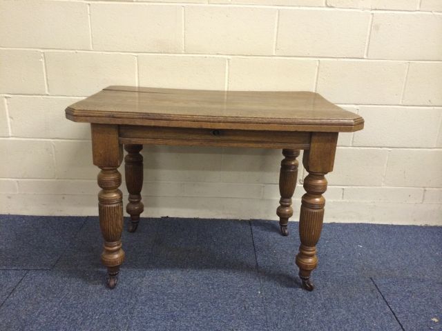 Oak dining table- (missing its wind-out handle) W: 105cm D: 69cm H: 75cm - nice size as it is to use - Image 4 of 10