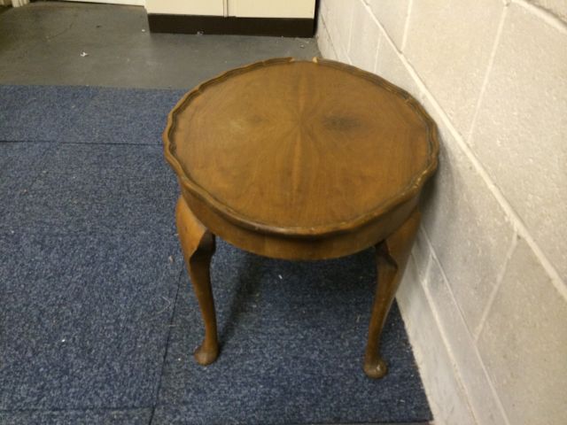 Small but elegant vintage coffee table with quarter banded top 70 cm wide, 50 cm deep, 43 cm high ( - Image 5 of 8