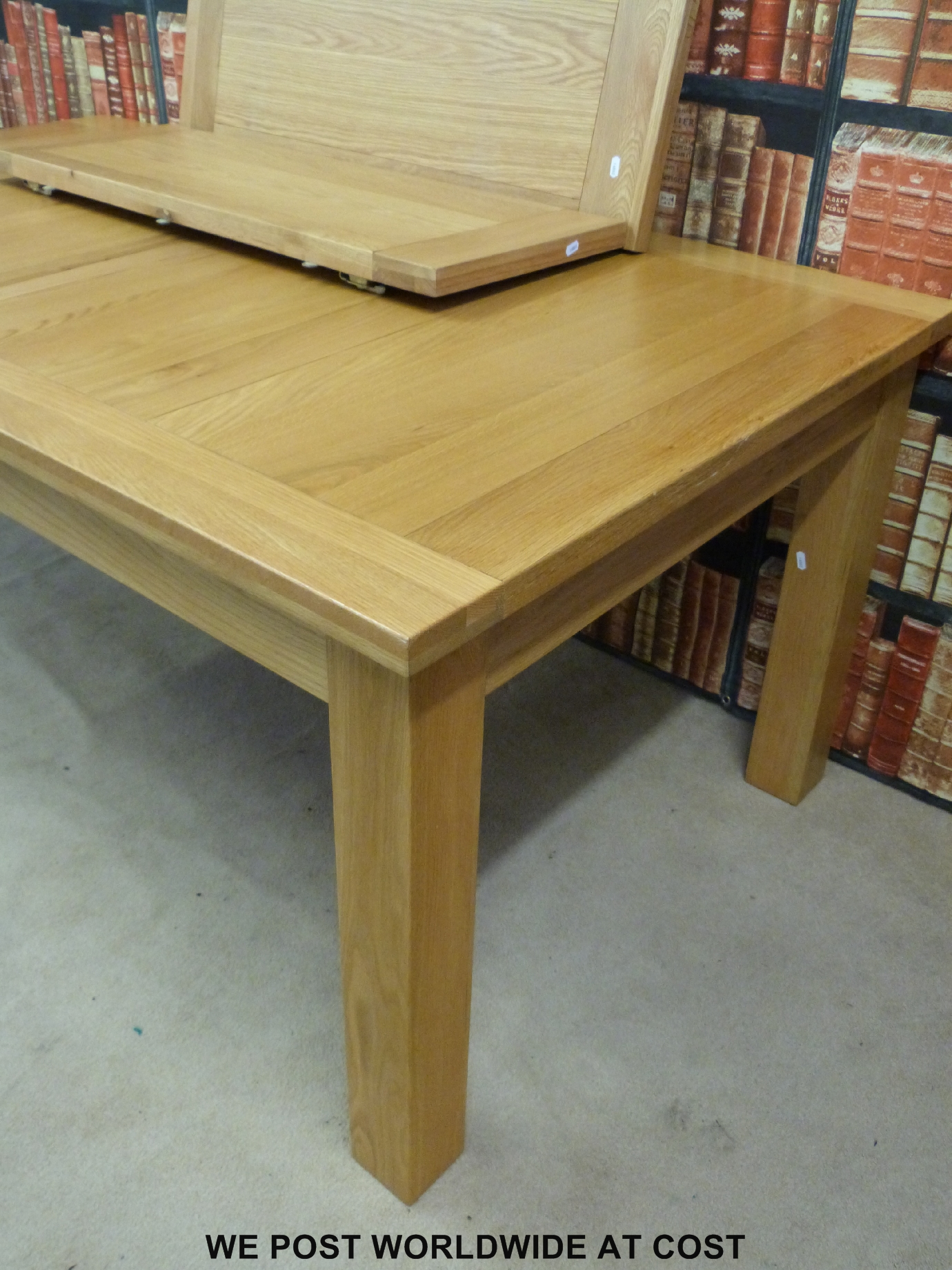 A contemporary light oak dining table with two extra leaves (min length 181cm, max 256cm, - Image 2 of 2
