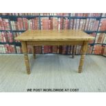 A pine kitchen table with single drawer (H71 W120.5 D73.