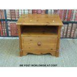 A pine bedside cabinet (W57 D44 H50cm)