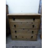 A small pine chest of four drawers (W70 D35 H71cm)