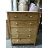 A pine chest of five drawers (W72 D40 H94cm)