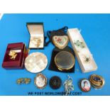 A collection of jewellery to include a carved jet brooch, cameo brooch,