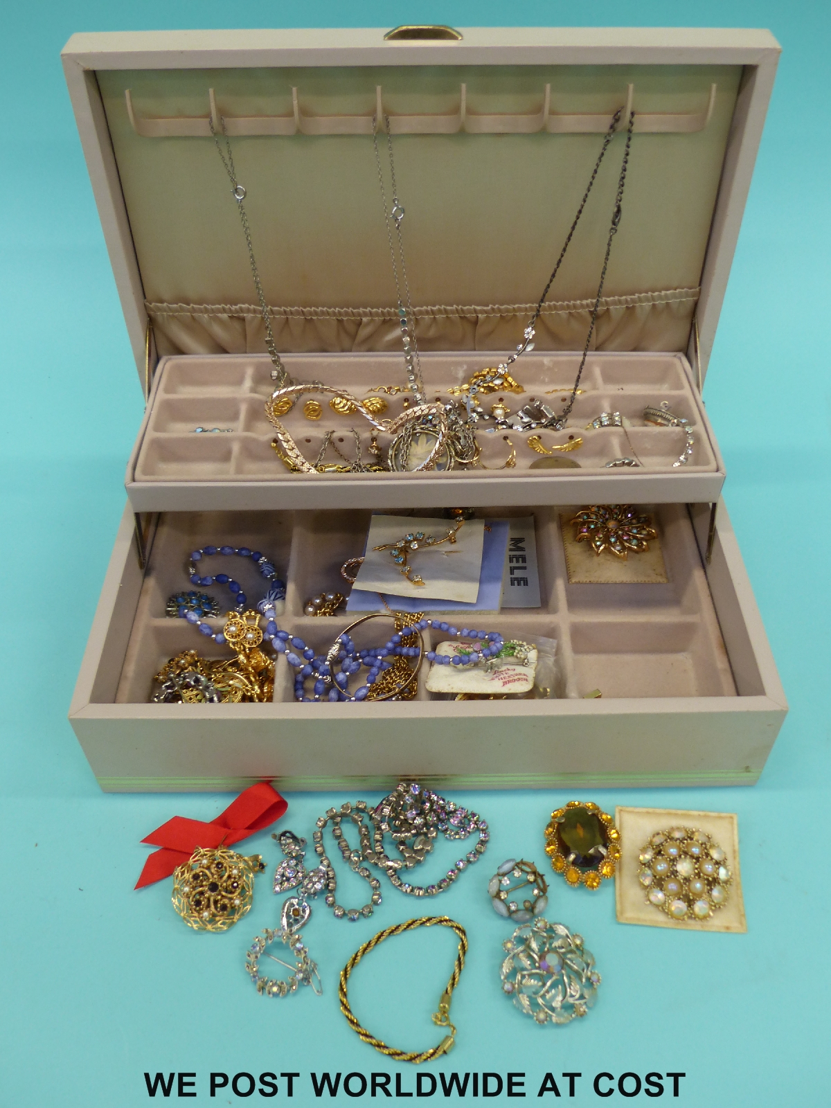 A collection of costume jewellery to include brooches, necklaces, earrings, etc.