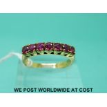 An 18ct gold ring set with rubies (size P)