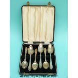 A cased set of hallmarked silver grapefruit spoons,