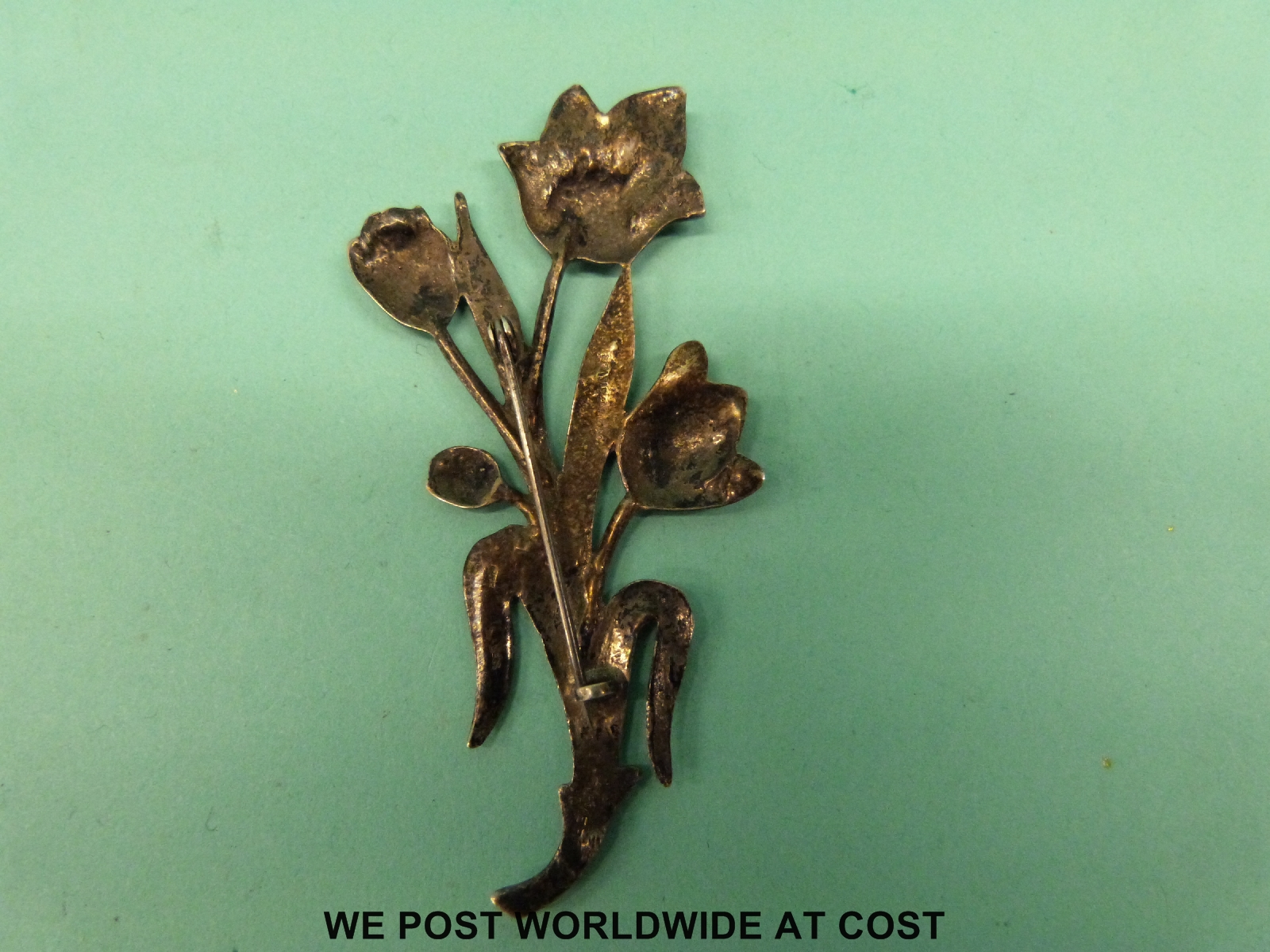 A silver brooch in the form of flowers, - Image 3 of 6