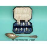 A cased set of hallmarked silver teaspoons (71g) and a further plated spoon