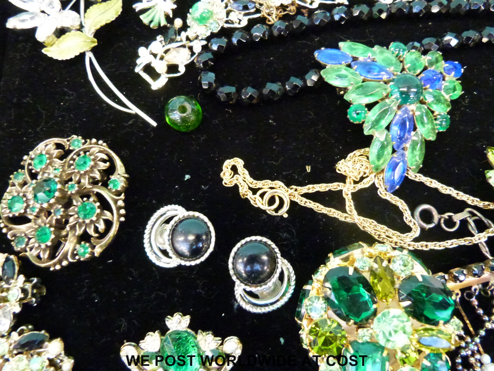 A quantity of costume jewellery to include a large cameo set necklace, Trifari brooch, - Image 5 of 7