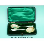 A pair of Victorian hallmarked silver spoons in box, Sheffield 1898, length 1.