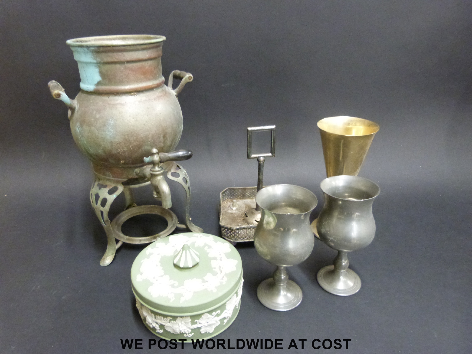 A collection of metalware to include silver plated ware, wall mounted brass bell, - Image 4 of 5