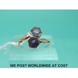 A 9ct gold ring set with two amethysts (size L)