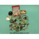 A collection of costume jewellery to include brooches, faux pearls,
