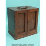 An oak coin collector's or specimen cabinet with 16 drawers and brass carry handle (W24xD17xH26cm)
