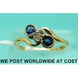 An 18ct gold ring set with two sapphires and two diamonds in a twist setting (size L)