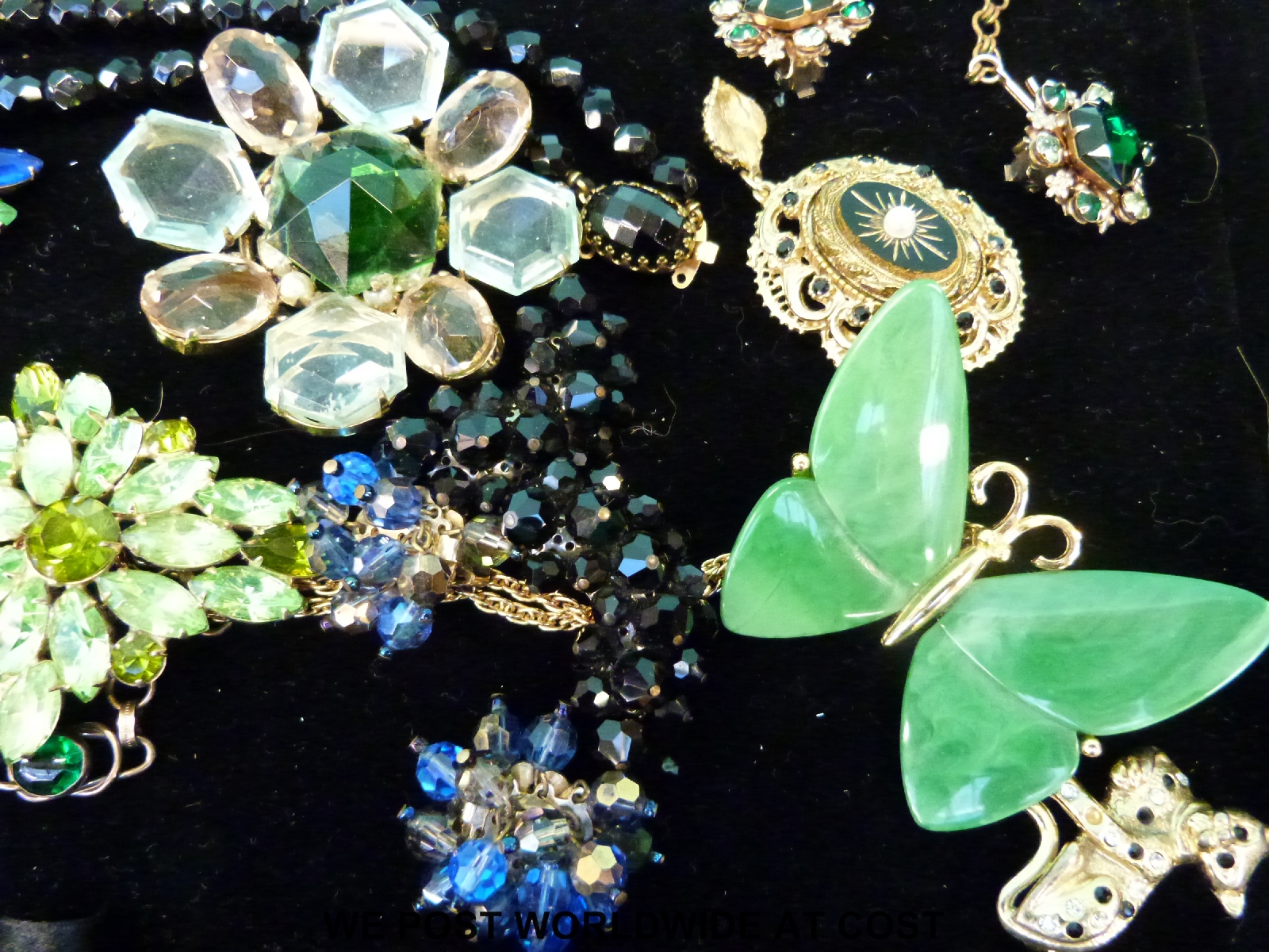 A quantity of costume jewellery to include a large cameo set necklace, Trifari brooch, - Image 6 of 7