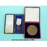 A cased bronze 1902 Coronation medal and a cased red enamel cross