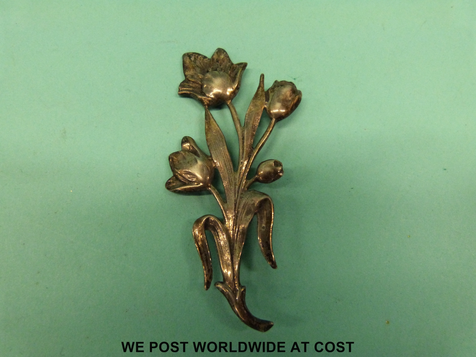 A silver brooch in the form of flowers, - Image 2 of 6