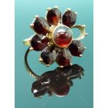 An 18ct gold ring set with garnets in a cluster (Victorian)