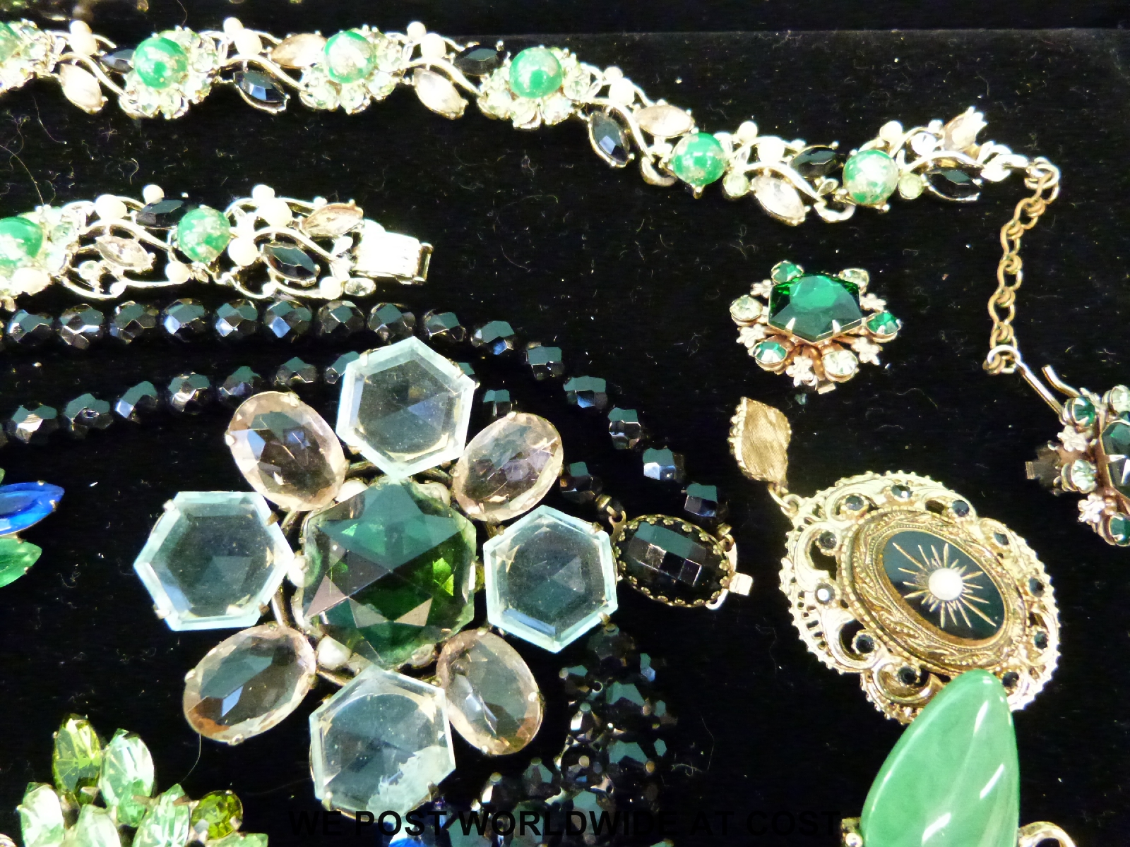 A quantity of costume jewellery to include a large cameo set necklace, Trifari brooch, - Image 7 of 7