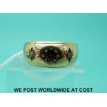 A 9ct gold ring set with garnets (size U)