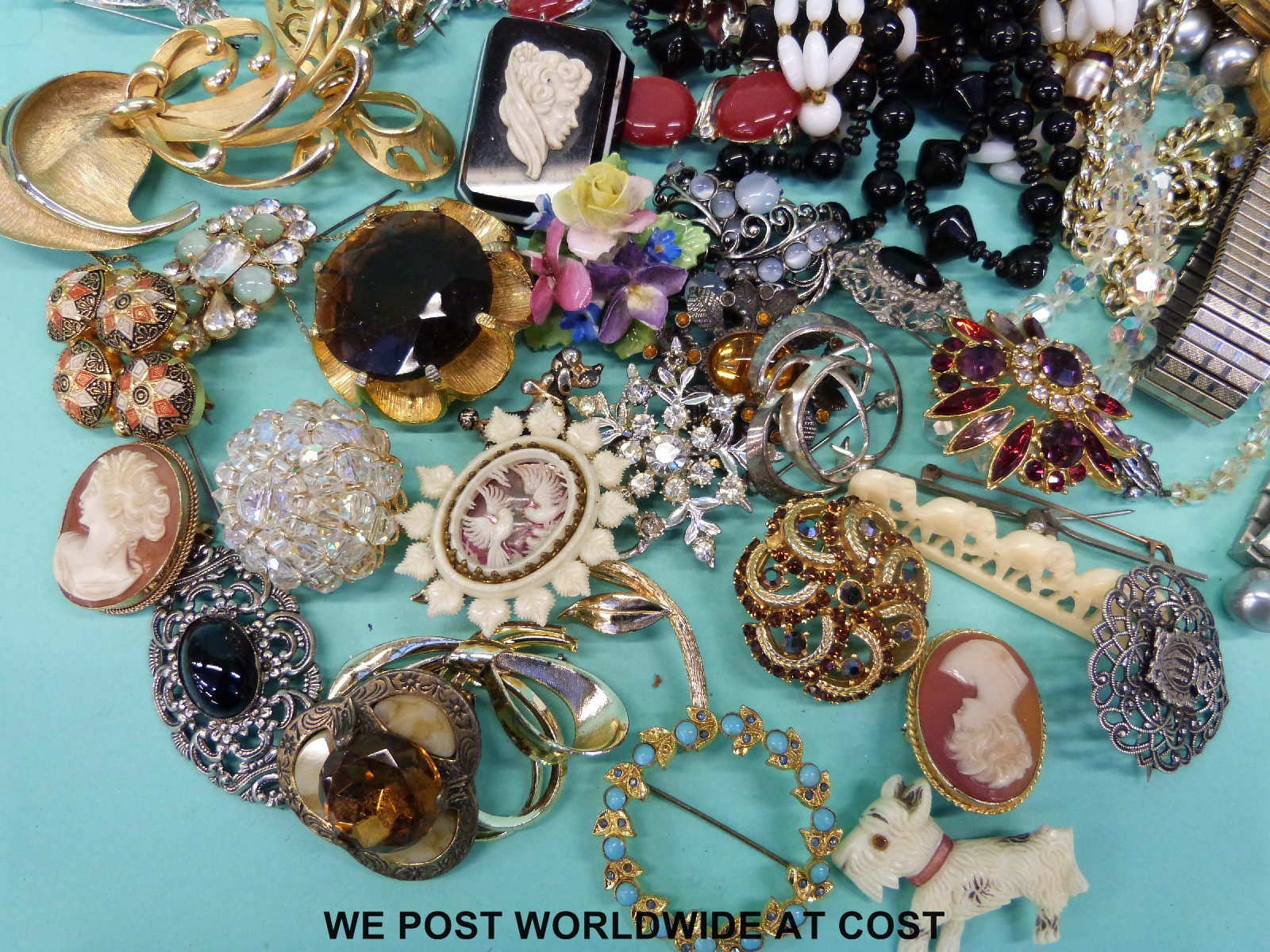 A collection of costume jewellery to include watches, brooches, - Image 4 of 6